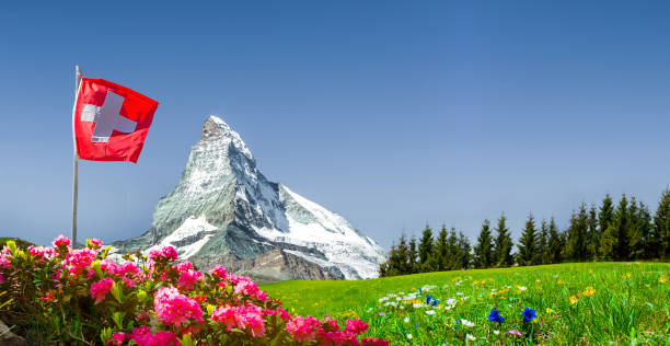 schweizer flagge mit matterhorn - switzerland mountain european alps panoramic stock-fotos und bilder