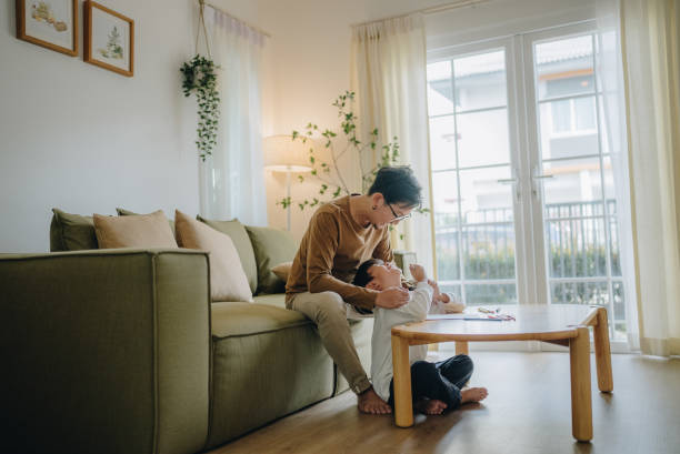 父親の日にパパを祝福するアジアの子供の男の子は贈り物をプレゼントします - father fathers day baby child ストックフォトと画像