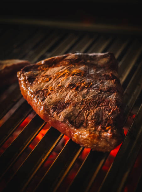 nice chunks of beef on a charcoal grill - steak red meat beef rib eye steak imagens e fotografias de stock