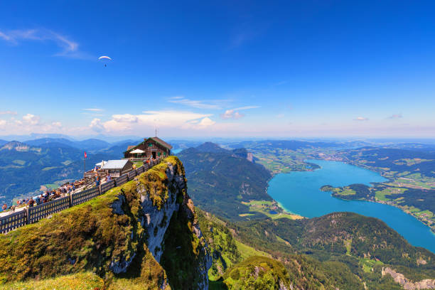 splendida vista da schafberg da st. sankt wolfgang im in salzkammergut, haus house schafbergspitze, lago mondsee, moonlake. cielo blu, montagne alpi. alta austria, salisburgo, vicino a wolfgangsee, attersee - wolfgangsee foto e immagini stock