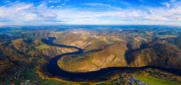 bela vista do rio vltava do ponto de vista maj. república checa, krnany, europa. maj ponto de vista ao lado de praga, no centro da boêmia, república checa. vista aérea do maj incrível de vyhlidka. - rio vltava - fotografias e filmes do acervo