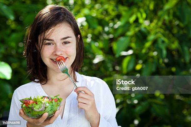 Mädchen Essen Gemüsesalat Stockfoto und mehr Bilder von 14-15 Jahre - 14-15 Jahre, Antipasto, Eine Person