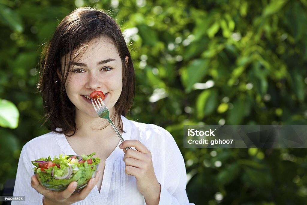 Girl 食べる野菜のサラダ - 14歳から15歳のロイヤリティフリーストックフォト