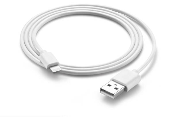 cavo usb apple semplice bianco, arrotolato, isolato su sfondo bianco - usb wire foto e immagini stock