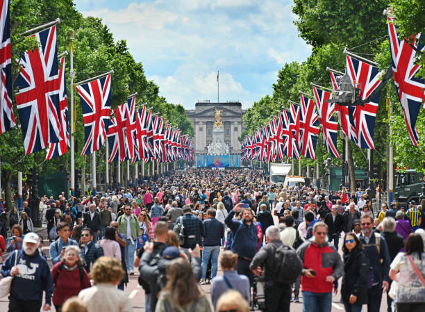 foule du jubilé - queen jubilee crowd london england photos et images de collection