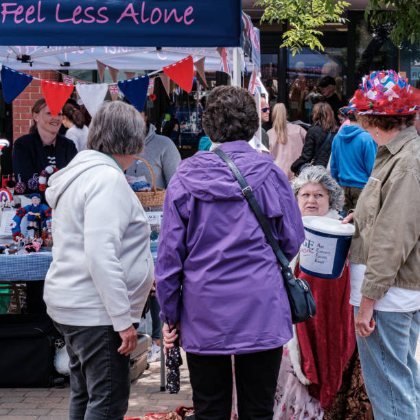 multidões de pessoas felizes celebrando o jubileu de platina da rainha elizabeths - street stall - fotografias e filmes do acervo