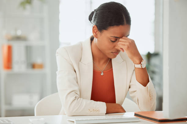 One anxious young hispanic business woman suffering with a headache while working on a computer in an office. Entrepreneur feeling overworked, tired and anxious about deadlines. Mentally frustrated with burnout and stress una joven empresaria hispana ansiosa que sufre de dolor de cabeza mientras trabajaba en una computadora en una oficina. emprendedor que se siente sobrecargado de trabajo, cansado y ansioso por los plazos. mentalmente frustrado con el agotamiento y el estr�