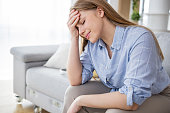 junge-frau-mit-einem-gesichtsausdruck-von-unwohlsein.jpg?b=1&s=170x170&k=20&c=kYQxNDE41VdW0AjI3bsEyfqc79e_L01nrbmOcxY90jU=