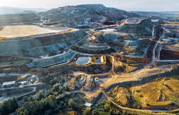 panorama aéreo de la mina de cobre y la planta de procesamiento de mineral en skouriotissa, chipre - tailings fotografías e imágenes de stock