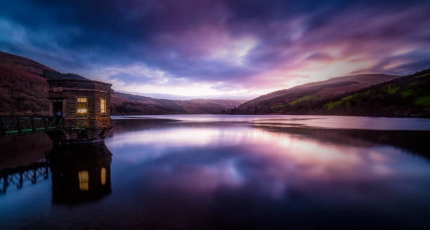 coucher de soleil à talybont - brecon beacons photos et images de collection