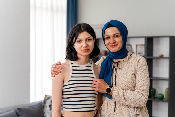 mãe e filha do oriente médio - adoption early teens teenager family - fotografias e filmes do acervo