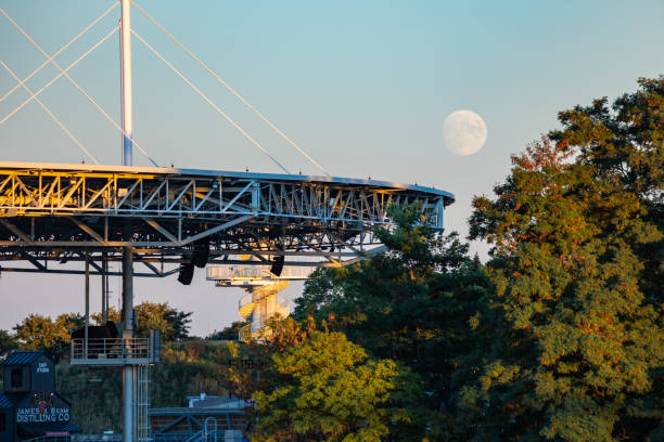 la luna llena 'strawberry' que se eleva sobre el budweiser stage en ontario place en el frente del puerto de toronto - budweiser fotografías e imágenes de stock