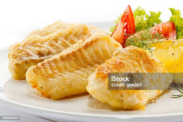 Bacalao Frito Filetes Largos Y Verduras Foto de stock y más banco de imágenes de Alimento - Alimento, Alimentos cocinados, Asado - Alimento cocinado