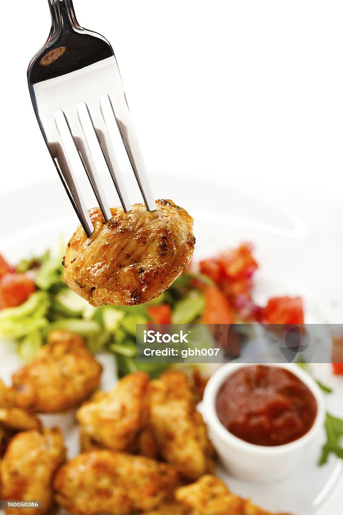 Crocchette di pollo fritto con verdure - Foto stock royalty-free di Bocconcino di pollo