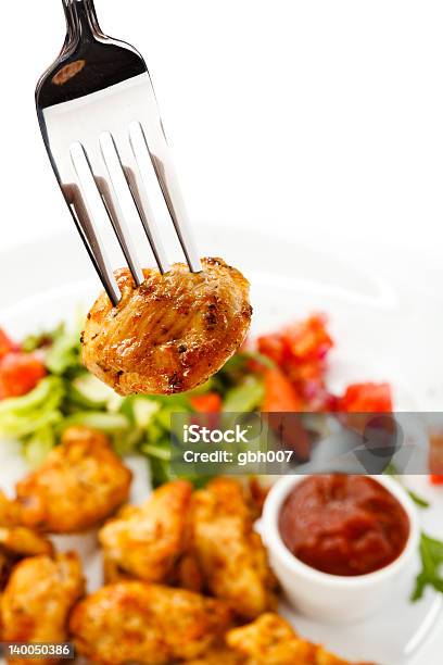 Crocchette Di Pollo Fritto Con Verdure - Fotografie stock e altre immagini di Bocconcino di pollo - Bocconcino di pollo, Carne, Carne di pollo