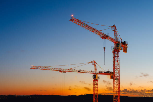 xây dựng cần cẩu trên công trường lúc hoàng hôn - cần trục hình ảnh sẵn có, bức ảnh & hình ảnh trả phí bản quyền một lần