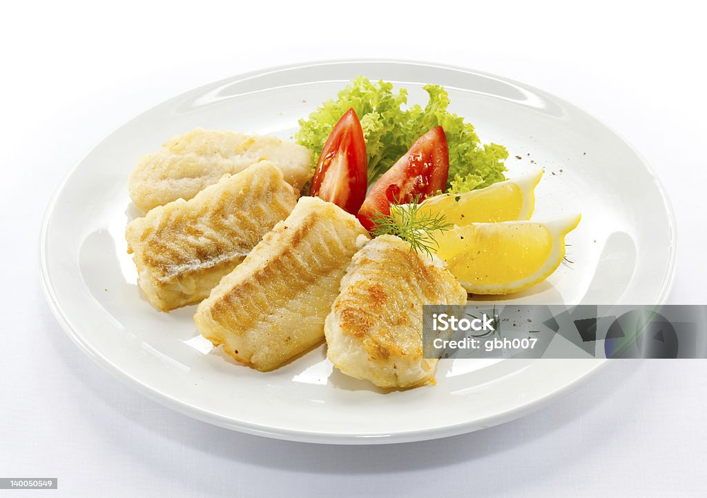 Frito bacalhau Os filetes e produtos hortícolas - Royalty-free Alface Foto de stock