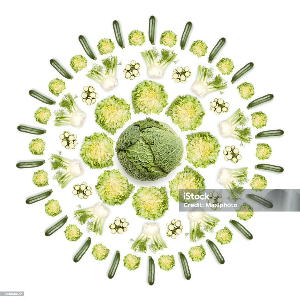 Verdes sol: Produtos hortícolas dispostos em forma circular em fundo branco - Royalty-free Caleidoscópio - Padrão Foto de stock