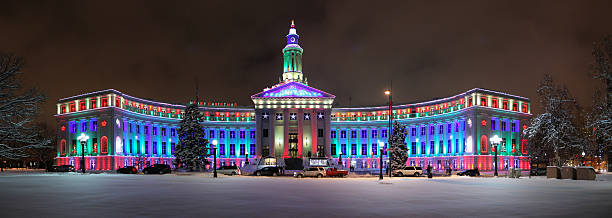 denver stadt und county building an weihnachten - denver colorado colorado winter snow stock-fotos und bilder