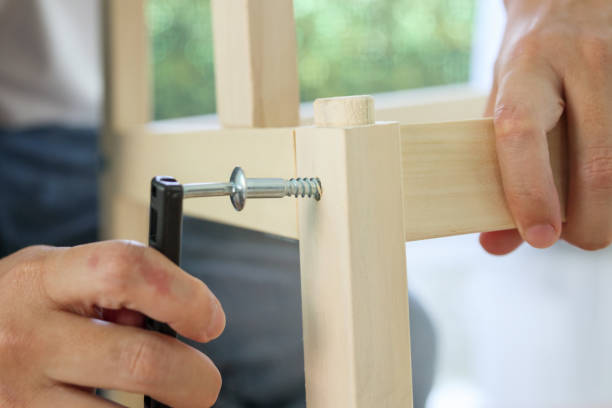assemblage de meubles en bois à la maison à l’aide de vis allen - screwdriver screw tighten fastener photos et images de collection