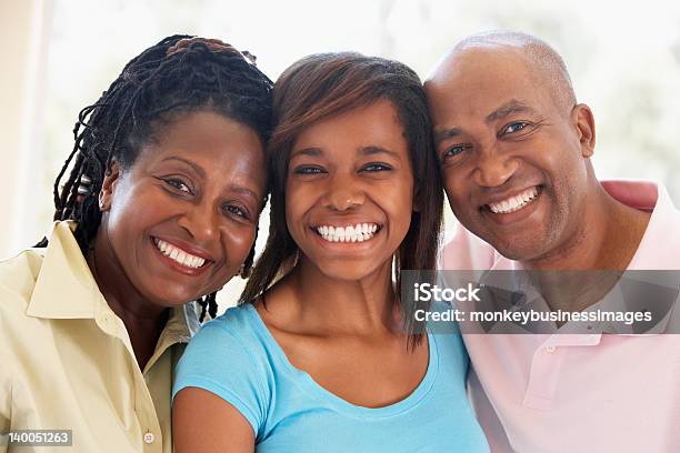 Casal Com Sua Filha Adolescente - Fotografias de stock e mais imagens de Afro-americano - Afro-americano, Família, Origem Africana