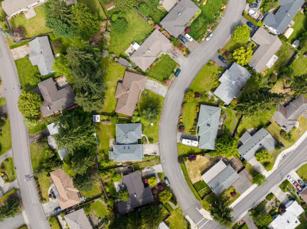 istock Suburban Neighborhood in Spring 1400524198