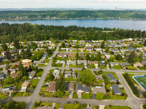 istock Suburban Neighborhood in Spring 1400525362