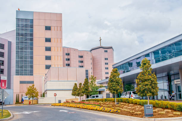 タルサokアメリカピンクセントフランシス病院タルサオクラホマ州の建物 - 造園と上にクロスと南入り口の近く - hospital built structure building exterior architecture ストックフォトと画像