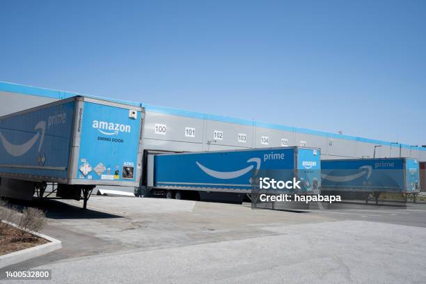 Loading Docks At An Amazon Fulfillment Center Stock Photo - Download Image Now - Amazon Prime, Amazon.com, Shipping