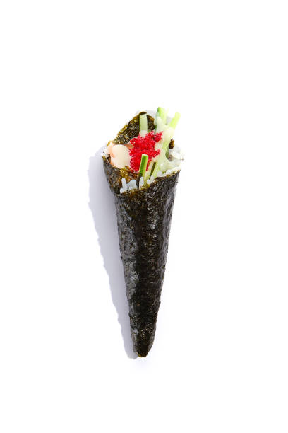 sushi temaki japonais au saumon, concombre et caviar tobiko sur fond blanc. rouleau à la main avec du saumon et des légumes dans un style minimaliste. rouleau à la main dans un style asiatique .. - handroll photos et images de collection