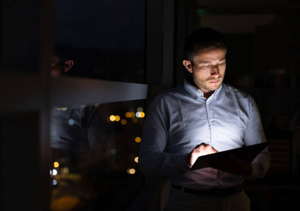 istock Business man working late at the office using a tablet 1400537648