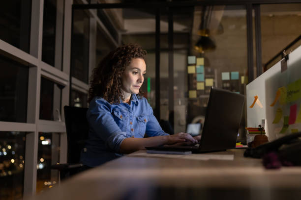 istock Woman working late at the office 1400537685