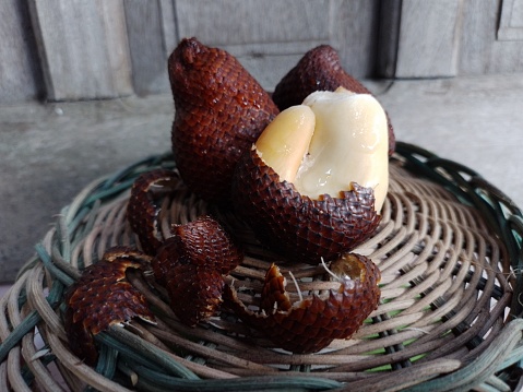 SNAKEFRUIT RICH IN OXIDE CONTENT FOR HEALTH, AND BACKGROUND OF TRADITIONAL WOVEN CONTAINER