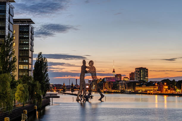 река шпрее в берлине с молекулярными людьми - берлин стоковые фото и изображения