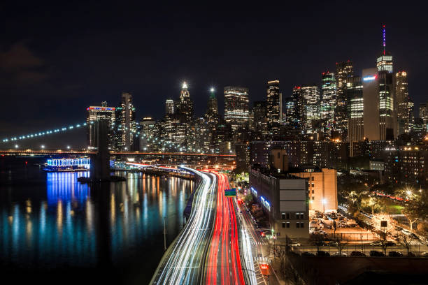 brooklyn bridge und manhattan in der dämmerung - new york city brooklyn bridge night stock-fotos und bilder