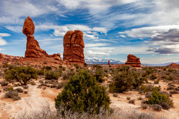 balanced rock - travel famous place balanced rock beauty in nature imagens e fotografias de stock