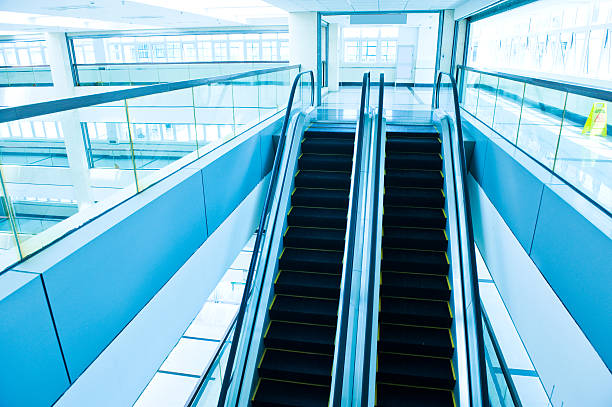 vazio shopping mall - escalator automated built structure moving down - fotografias e filmes do acervo