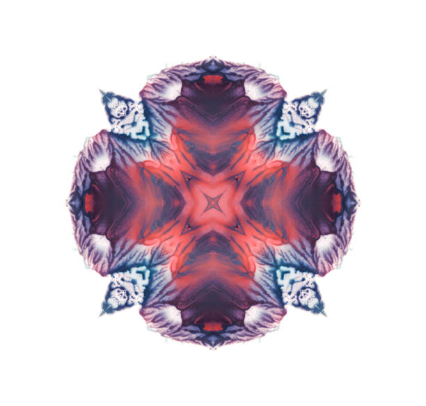 isolato su acquerello bianco rosso e blu dipinto caleidoscopico emblema di forma rotonda su carta bianca. fine pittura simmetrica multicolore astratta. sfondo artistico simmetrico a cerchio multicolore. motivo ad acquerello di colore brillante. - kaleidoscope fractal watercolour paints watercolor painting foto e immagini stock