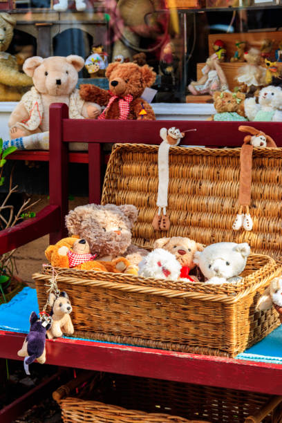 juguetes de peluche en una cesta de mimbre - wicker basket store gift shop fotografías e imágenes de stock