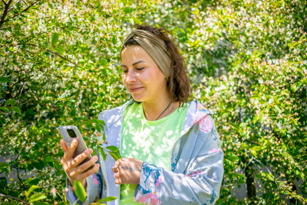 mulher morena com cerejeira florescendo - portrait adults apple tree cherry tree - fotografias e filmes do acervo