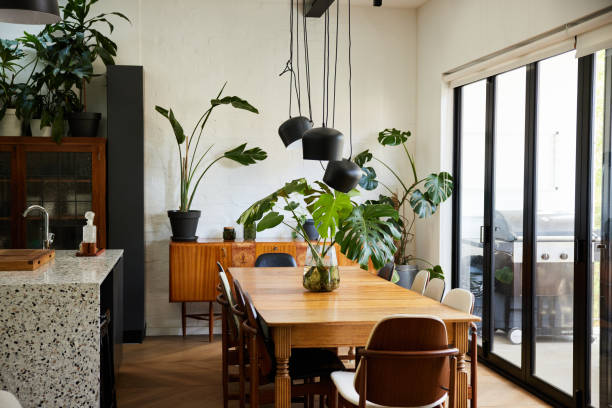 mesa de comedor y sillas sentadas junto a las puertas del patio en una casa moderna - planta de interior fotografías e imágenes de stock