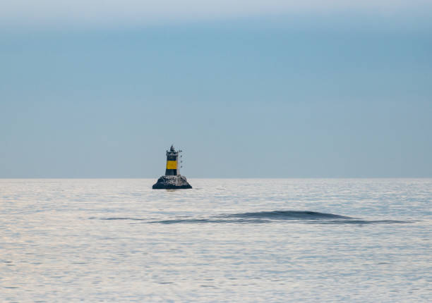 pequeño faro en el mar negro frente a pomorie - perch rock lighthouse fotografías e imágenes de stock