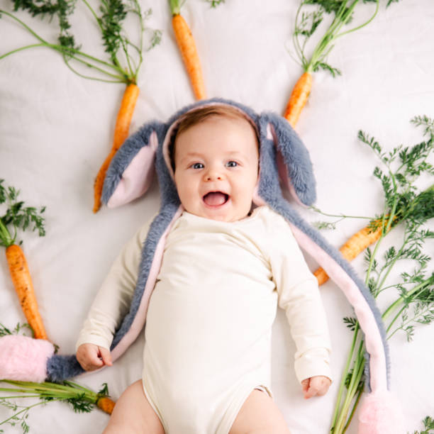 portrait de bébé comme un lapin - baby carrot photos et images de collection