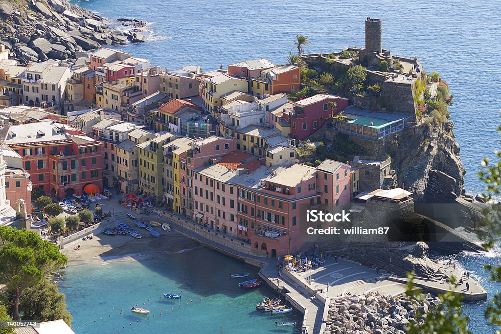 Vernazza, cinco tierras, Italia - Foto de stock de Acantilado libre de derechos