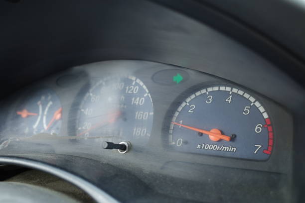 ancien tableau de bord manuel de voiture avec clignotant droit activé - odometer speedometer car battery motor vehicle photos et images de collection