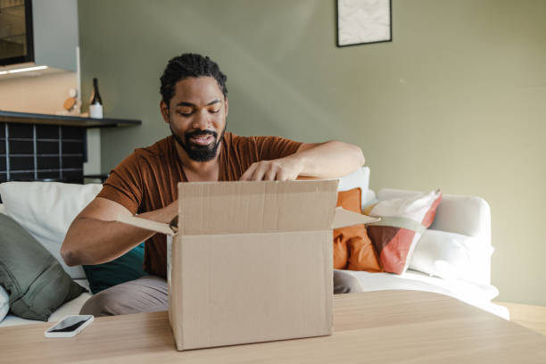 istock Online shopping makes life easier 1400583700