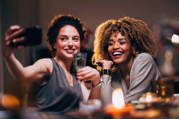dwie koleżanki pozują do selfie podczas kolacji - beauty beautiful party night zdjęcia i obrazy z banku zdjęć