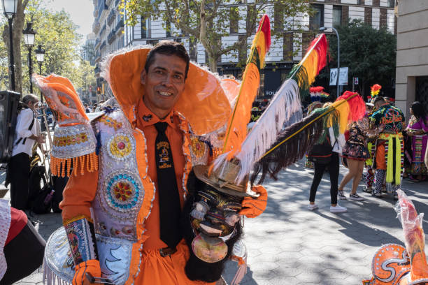 전통적인 히스패닉 스타일의 퍼레이드 의상을 입은 남자. - bolivian culture 뉴스 사진 이미지