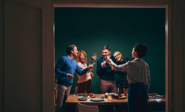 amis heureux trinquant avec un verre de vin lors d’un dîner - wine dinner party drinking toast photos et images de collection