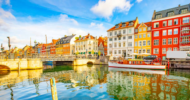 panoramiczny widok na port nyhavn na starym mieście w kopenhadze, dania - nyhavn canal zdjęcia i obrazy z banku zdjęć